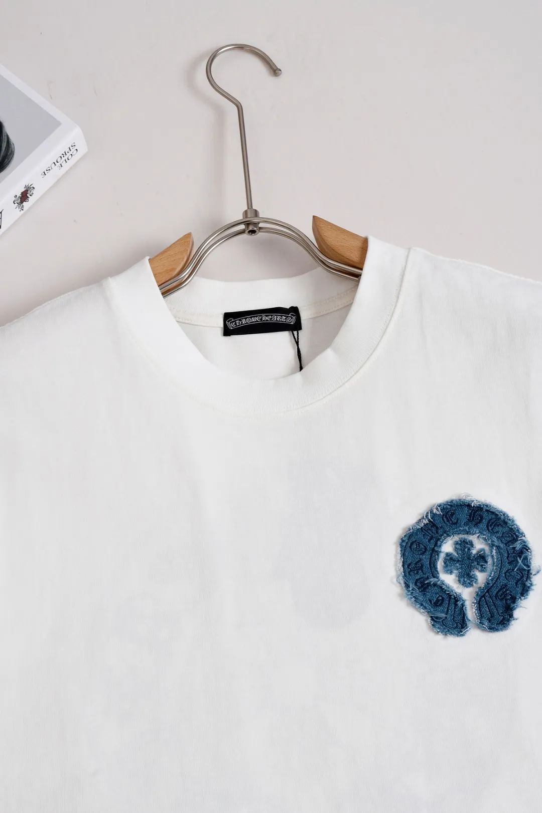 P190 Chrome Hearts CH Cross 26SS New product is hot at the same time💥 Early spring classic style Multiple craftsmanship Denim patch on the chest Horseshoe cross 🪡 Embroidery Large logo cross on the back Horseshoe denim patch Sanskrit ✝️🪡 Embroidery Round neck short-sleeved T-shirt, hot style, a style that both men and women like, same style for men and women, 100% chance of turning heads when wearing it! It’s all about being handsome. The designer’s classic sense is precisely grasped. The whole piece of clothing is heavy. Industrial washing process. Ready-made garments are dyed + sprayed for a horse effect. The double-wash process is very recognizable. It uses heavy washing to make it distressed. The edges of the patch are slightly rolled and naturally distressed. It has a three-dimensional sense of layering and a little damage. It is very visually lethal. It adheres to Kroxin's consistent rough style. The chest and back are large, and the horseshoe flower printed patch pattern is embroidered and decorated. It is also decorated with silver metal engraved distressed buttons. The classic elements full of brand recognition instantly enhance the overall sense of grade and specification. Its texture is quite high-end! The overall feeling is high-end, simple and elegant, with silver hardware accessories, a full set of customized accessories, and the pattern of the entire dress is all decorated with patchwork three-dimensional embroidery technology, which is the finishing touch of the entire dress. The design on the back is even more eye-catching! ! This full back is so cool, it’s full of design, and the overall upper body style highlights fashion and individuality. Wearing it together as a couple is even more popular on the street. I recommend the early autumn sweatshirt! ! The fabric is a unique 320g 100% cotton, which is skin-friendly, breathable, warm to the touch, has a strong texture, and has smooth lines. It can be called a back killer, which has very strict requirements on craftsmanship and cost. The smooth neckline, flat cuffs and hems, the stitches are large and tight, tight and orderly, and the details are perfect. The consistent OS version can be worn alone or layered. It is very casual, but very iconic! It is simply the flagship of high-end trendy brands and must be included in your wardrobe. It has the American fashion spirit of freedom and individuality, and is highly recognizable and stylized! Color: Black White Size: S-XL Size chart: S: Shoulder width 50-Bust 56-Length 70 M: Shoulder width 52-Bust 57-Length 72 L: Shoulder width 54-Bust 59-Length 74 XL: Shoulder width 56-Bust 62-Length 76